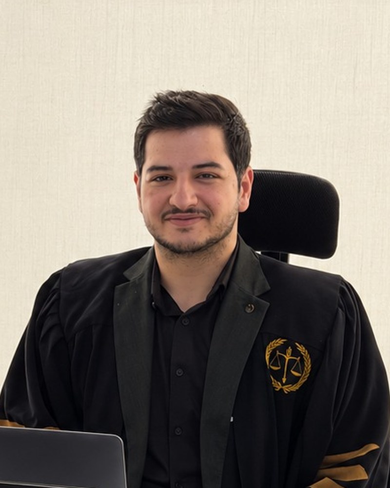 المحامي محمد غيث في مكتبه