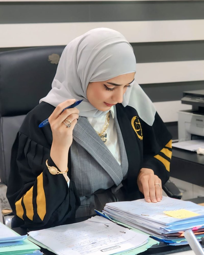 المحامية سارة عليّان في مكتبها